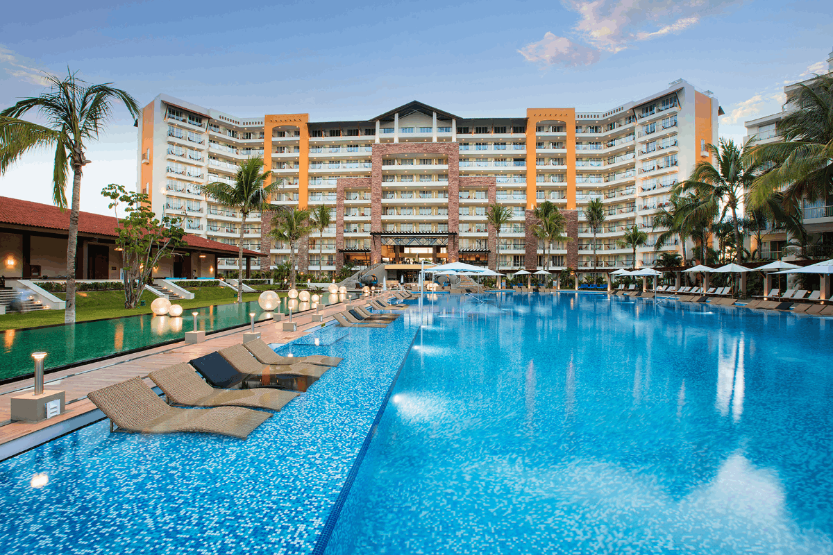 Alberca principal con vista del resort en Krystal Grand Nuevo Vallarta.